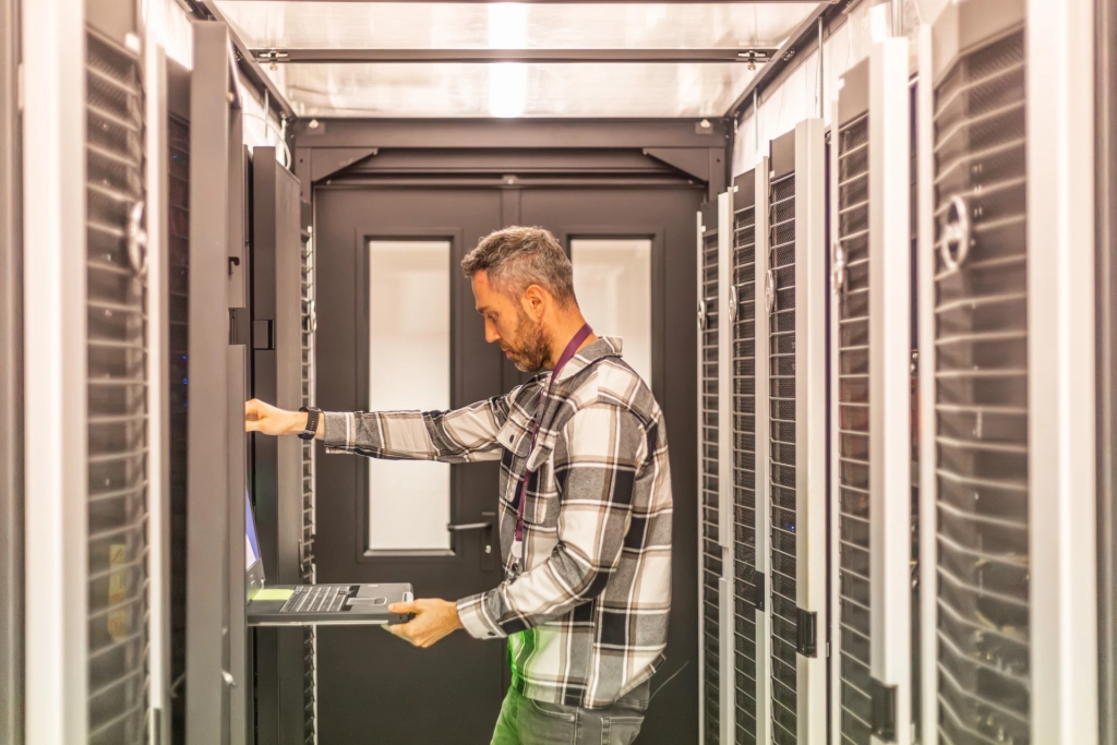 technicien travaillant au maintien et à la sécurité d'un datacenter souverain