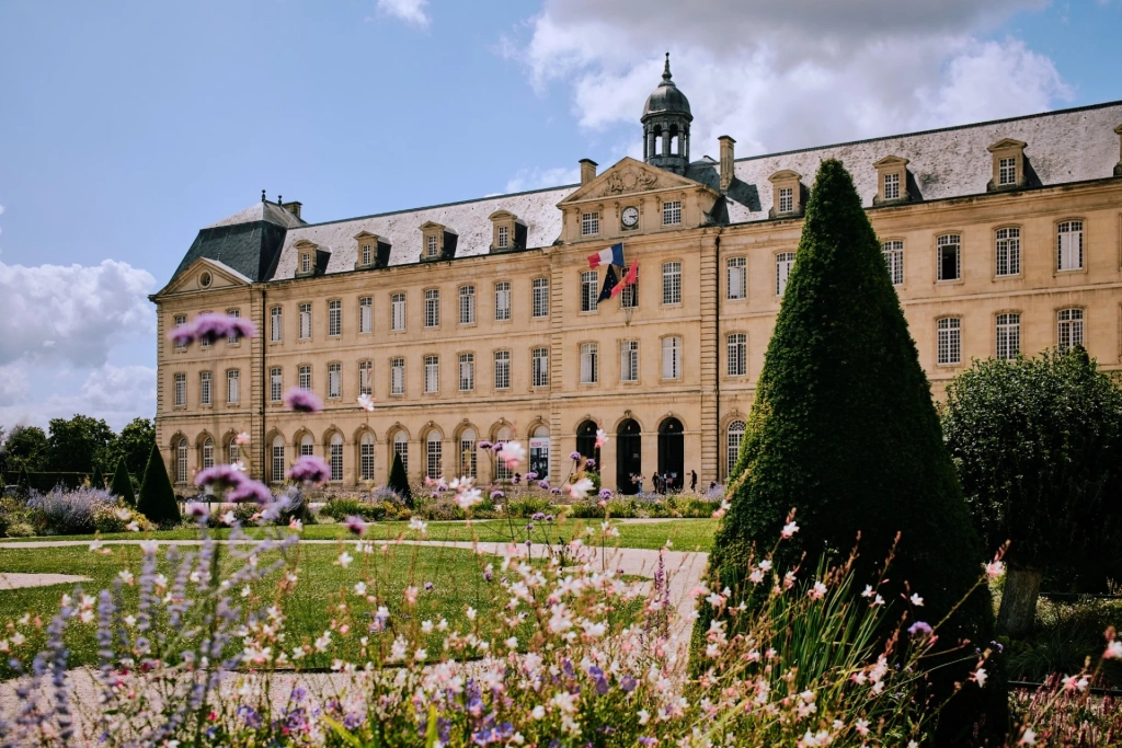Abbaye aux Hommes et jardins à Caen en Normandie