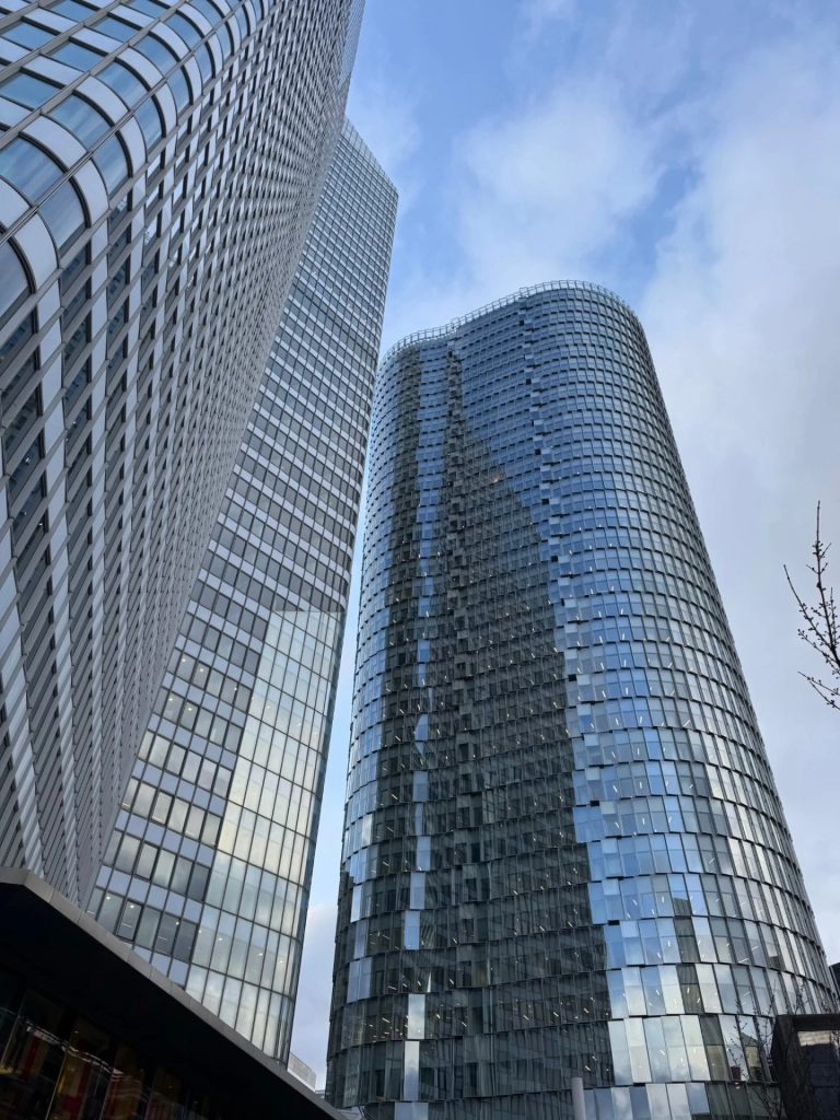 Tours du quartier d’affaires de La Défense à Paris, implantation parisienne d’Adventiel