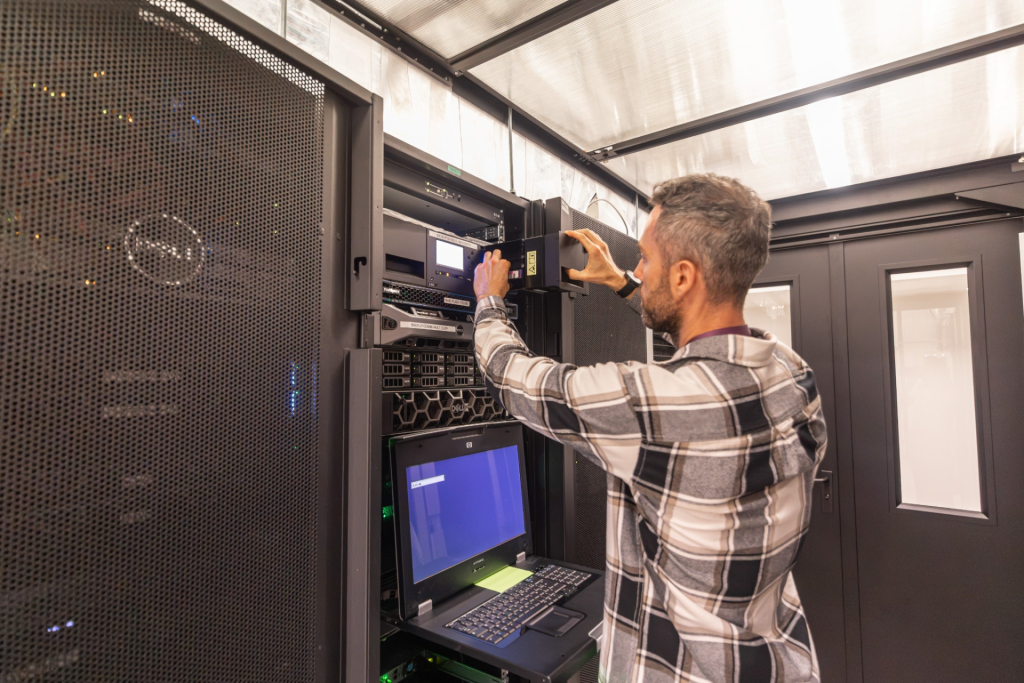 Technicien opérant sur une infrastructure informatique en datacenter dans le cadre d’une stratégie globale de sécurité et de continuité