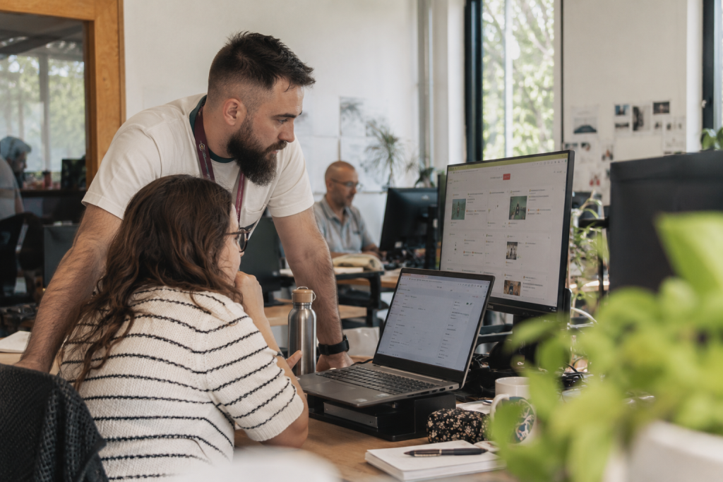 Deux collaborateurs analysant une application et ses usages dans le cadre d’un développement sur mesure