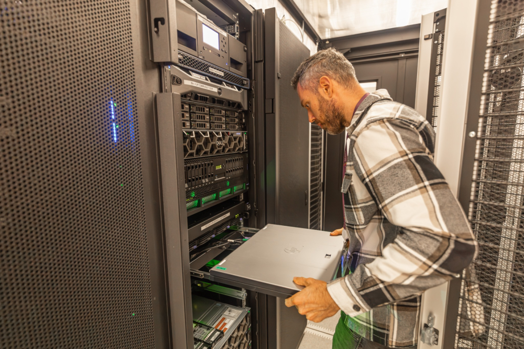 Technicien intervenant sur un serveur dans un datacenter pour garantir la continuité du système d’information