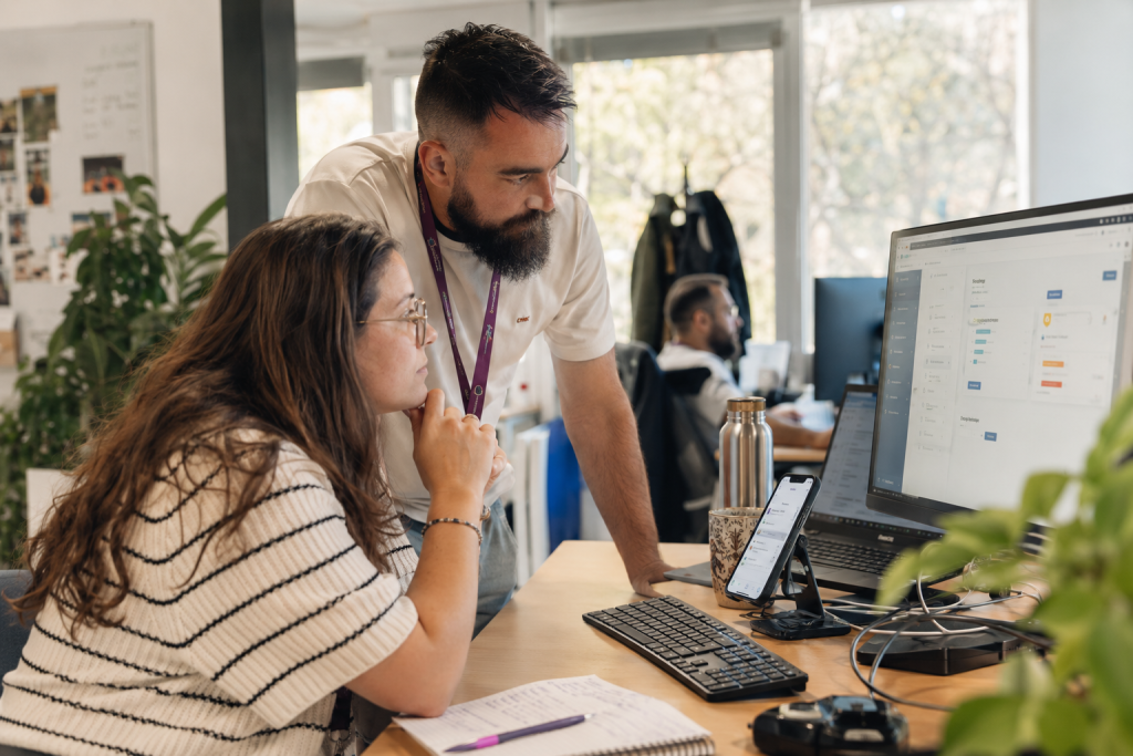 Collaborateurs travaillant sur une interface métier centralisée sur plusieurs supports numériques
